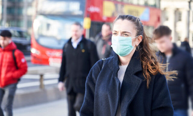 BRUK AV ANSIKTSMASKER: I anbefalingene fra WHO anbefales det bruk av ansiktsmasker på steder der det er mye spredning med koronavirus, og hvor det er vanskelig å opprettholde fysisk avstand på minst 1 meter. Foto: NTB Scanpix/Shutterstock. BRUK AV ANSIKTSMASKER: I anbefalingene fra WHO anbefales det bruk av ansiktsmasker på steder der det er mye spredning med koronavirus, og hvor det er vanskelig å opprettholde fysisk avstand på minst 1 meter. Foto: NTB Scanpix/Shutterstock.